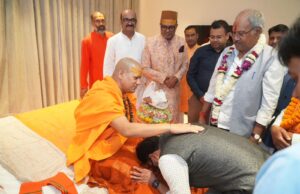 रायपुर में संत समागम बना आध्यात्मिक मार्गदर्शन का केंद्र, युवा नेता पीयूष मिश्रा ने लिया आशीर्वाद