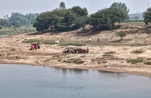 अफसरों के वाहनों से रेत का अवैध खनन और तस्करी!