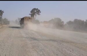 एनएच-343 की धूल समस्या पर ग्रामीणों ने दी चक्का जाम की चेतावनी