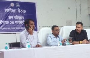 गांवों की जमीनी हकीकत जानने जमीन पर उतरे अफसर