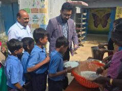 महासमुंद: बच्चों के बीच पहुंचे कलेक्टर विनय कुमार लंगेह, चखा मध्यान्ह भोजन का स्वाद