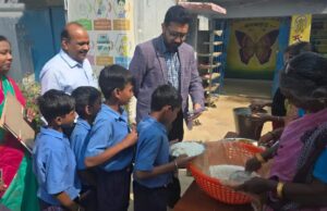 महासमुंद: बच्चों के बीच पहुंचे कलेक्टर विनय कुमार लंगेह, चखा मध्यान्ह भोजन का स्वाद