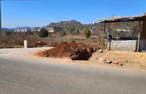ओड़गी ब्लॉक मुख्यालय में 5 फीट का गड्ढा बना हादसे का कारण, दो सप्ताह बाद भी नहीं हुई मरम्मत