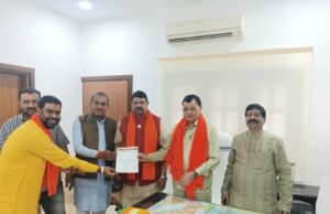 उद्योग मंत्री को बालोद जिला अध्यक्ष श्याम जायसवाल ने औद्योगिक क्षेत्र घोषित करने सौंपा ज्ञापन।