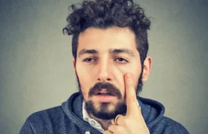 सुबह आंखों और चेहरे की सूजन: क्या यह सिर्फ नींद की कमी है या किडनी की चेतावनी?