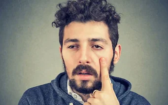 सुबह आंखों और चेहरे की सूजन: क्या यह सिर्फ नींद की कमी है या किडनी की चेतावनी?