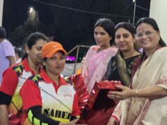 नवभारत ऊर्जा कप द्वारा क्रिकेट प्रतियोगिता में वेलफेयर इलेवन ने मारी बाजी, बांकीमोंगरा अध्यक्ष श्रीमती सोनी विकास झा ने बढ़ाया खिलाड़ियों का उत्साह।