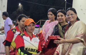 नवभारत ऊर्जा कप द्वारा क्रिकेट प्रतियोगिता में वेलफेयर इलेवन ने मारी बाजी, बांकीमोंगरा अध्यक्ष श्रीमती सोनी विकास झा ने बढ़ाया खिलाड़ियों का उत्साह।