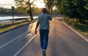 रोज़ 10,000 कदम चलने से मिलते हैं जबरदस्त फायदे: जानिए कितने किलोमीटर चलना पड़ता है और कितनी कैलोरी होती है बर्न