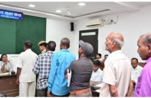 जनदर्शन में प्राप्त आवेदनों को गंभीरता से लेते हुए शीघ्रता से निराकृत करने कलेक्टर ने दिए निर्देश