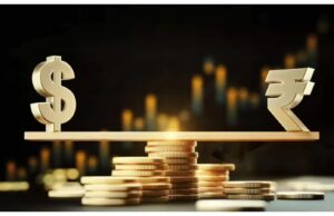 रुपया डॉलर के मुकाबले गिरा, तेल की कीमतों और डॉलर मजबूती से बाजार पर दबाव