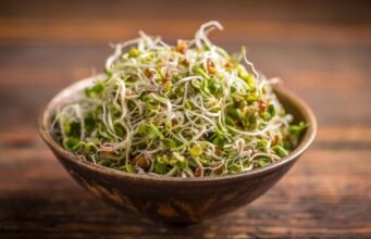 अंकुरित मूंग के फायदे – सुबह की हेल्दी शुरुआत से पाएं फिट बॉडी, मजबूत इम्यूनिटी और नेचुरल ग्लो