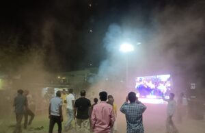 कोमाखान में गूंजा ‘इंडिया-इंडिया’: खेल क्लब, पंचायत और व्यापारियों ने मिलकर मनाया जीत का महापर्व;*आतिशबाजी और गुलाल से सजी रात