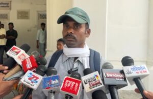 आत्मसमर्पित एरिया नक्सली कमांडर सरकारी सिस्टम से परेशान, कहा– हालात ऐसे रहे तो परिवार के साथ करना पड़ेगा बड़ा फैसला