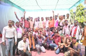 कार्यकर्ताओं और नगरवासियों के साथ होली के रंग में रंगे कैबिनेट मंत्री श्री लखन लाल देवांगन