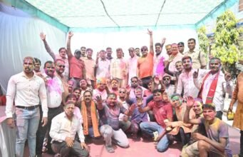 कार्यकर्ताओं और नगरवासियों के साथ होली के रंग में रंगे कैबिनेट मंत्री श्री लखन लाल देवांगन