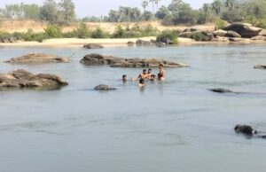 असीरगुड़ा नदी में नहाने गए स्टेट बैंक के तीन कर्मचारी डूबे, इलाके में हड़कंप