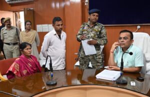 जनदर्शन में आये 54 आवेदन पत्रों की हुई सुनवाई कलेक्टर श्री जन्मेजय महोबे ने संबंधित अधिकारियों को समयबद्ध और प्रभावी कार्रवाई के दिए निर्देश