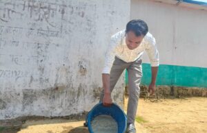 शिक्षक बना रहे मध्यान भोजन, पढ़ाई हो रही प्रभावित, रसोईया हड़ताल पर।