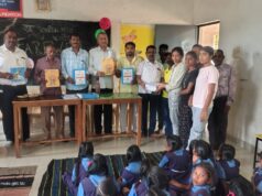 स्कूल मे शिक्षिका ने कराया नेवता भोज का आयोजन