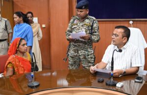 कलेक्टर ने जनदर्शन में संवेदनशीलतापूर्वक सुनी नागरिकों की समस्याएं प्राप्त आवेदनों का प्राथमिकता के साथ निराकरण करने के दिए निर्देश