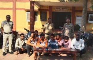 52 पत्ती ताश से जुआ खेलते 8 जुआरी गिरफ्तार नगदी समेत लगभग 4 लाख 20 हजार के समान जप्त