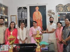 जगदलपुर के लेखक राहुल कुमार पांडेय ने अपनी पुस्तक “रुकना सीखिए” खंड शिक्षा अधिकारी श्रीमती शालिनी तिवारी को भेंट की