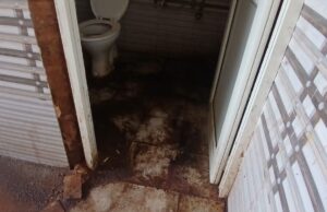 सफाई के अभाव में बाथरूम बना कचरे का ढेर, जिम्मेदारों की कार्यप्रणाली पर उठे सवाल..