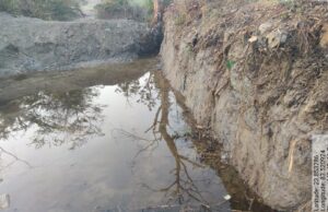 मनरेगा में अनियमितता का आरोप चेक डेम निर्माण जेसीबी से कराने का मामला,