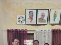 छात्र के निधन पर पिता को मिली क्लैम राशि, बीईओ दास ने दिया 1 लाख का चेक