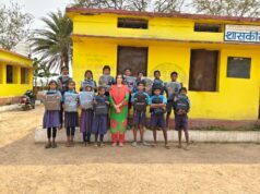 आमा डोंगरी स्कूल, जगदलपुर में स्कूल बैग का वितरण