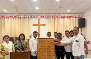 क्रिश्चियन कम्युनिटी चर्च दल्ली राजहरा को भेंट स्वरुप मिली काष्ठ से निर्मित बाईबल