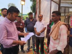 तीसरे दिन धरना समाप्त कराने पहुंचे तहसीलदार, आदिवासी परिवार ने कहा जब तक न्याय नहीं मिल जाता धरने पर डटे रहेंगे