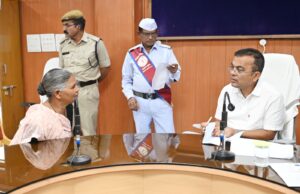 कलेक्टर ने जनदर्शन में संवेदनशीलता से सुनी नागरिकों की समस्याएं