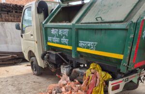 नवरात्रि के दौरान भगवा ध्वज के कथित अपमान पर बढ़ा विवाद, पार्षद ने जताई कड़ी आपत्ति