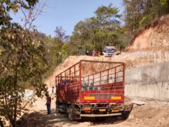 सामरी–चांदो मार्ग ठप: खराब ट्रक बनी मुसीबत, बेकाबू ट्रैक्टर ने मारी टक्कर