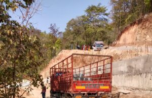 सामरी–चांदो मार्ग ठप: खराब ट्रक बनी मुसीबत, बेकाबू ट्रैक्टर ने मारी टक्कर