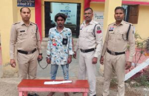 थाना पामगढ़ पुलिस की त्वरित कार्रवाई—धारदार हथियार लहराकर लोगों को डराने वाला युवक गिरफ्तार