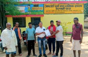 पानी उड़ेलने के मामले ने लिया नया मोड़, शिक्षक पर अमानवीय व्यवहार के आरोप; जांच पर उठे सवाल, शिक्षा व्यवस्था पर गहरा दाग