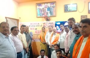 भाजपा झुग्गी झोपड़ी प्रकोष्ठ के तत्वाधान में पोलिंग बूथ में कार्यकर्ताओं के साथ किया प्रधानमंत्री के मन की बात का रेडियो प्रसारण का श्रवण
