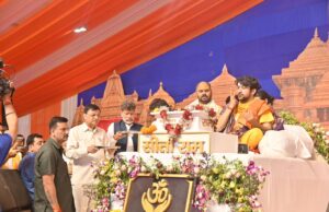 उद्योग मंत्री श्री लखन लाल देवांगन और भाजपा प्रदेश अध्यक्ष श्री किरण सिंह देव सपरिवार पहुँचे हनुमंत कथा, पूज्य महराज श्री धीरेंद्र कृष्ण शास्त्री जी (बागेश्वर धाम सरकार) का लिया आशीर्वाद