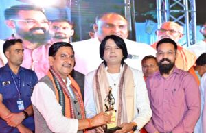 मल्हार महोत्सव 2026 में छत्तीसगढ़ के मेलोडी किंग नितिन दुबे की शानदार प्रस्तुति ने किया दर्शकों को मंत्र मुग्ध