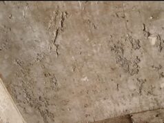 घटिया निर्माण की भेंट चढ़ा आंगनवाड़ी भवन,पुनर्निर्माण की माँग कर रहे ग्रामीण।