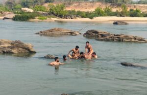 तीन बैंककर्मी नदी में डूबे, एक का शव बरामद