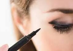 रोज आईलाइनर और मस्कारा लगाती हैं? खूबसूरती के साथ जान लें इसके संभावित नुकसान और सही इस्तेमाल के तरीके