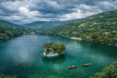 “Nainital में गर्मियों का स्वर्ग: झीलों की रौनक, हरियाली और पहाड़ों की ठंडी हवाओं में मनमोहक अनुभव”