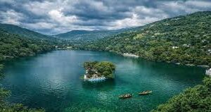 “Nainital में गर्मियों का स्वर्ग: झीलों की रौनक, हरियाली और पहाड़ों की ठंडी हवाओं में मनमोहक अनुभव”