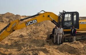 भस्कली नदी में अवैध रेत उत्खनन पर कार्रवाई, पोकलेन मशीन जब्त
