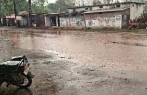 कुसमी नगर पंचायत की “मॉडल नाली” बनी मजाक: लाखों खर्च के बाद भी सड़क पर बह रहा पानी, आमजन परेशान