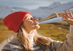 गर्मी में डिहाइड्रेशन से बचना है तो अपनाएं ये आसान टिप्स, सिर्फ पानी पीना नहीं है काफी